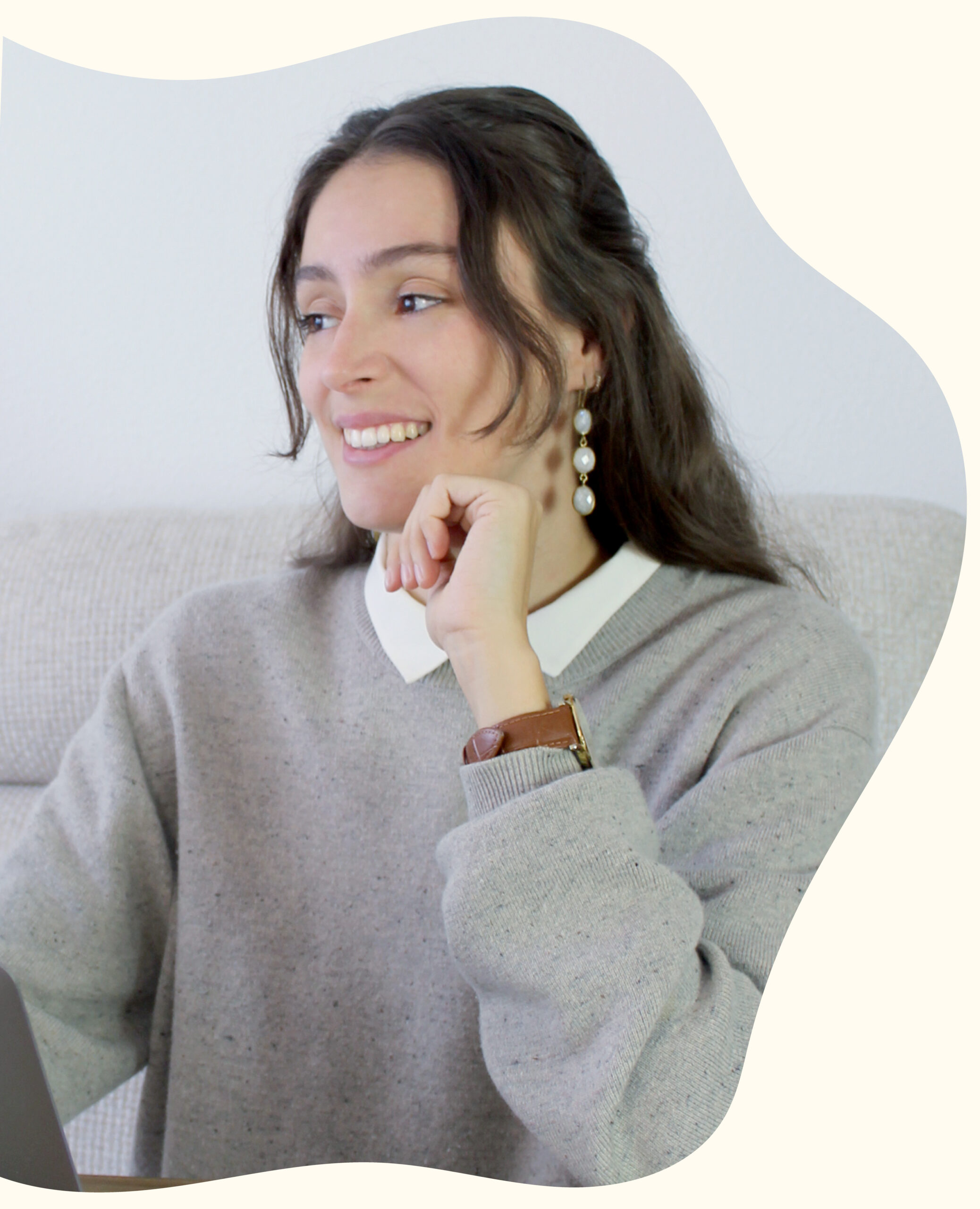 Retrato profesional de una psicóloga sonriendo, representando la cercanía y profesionalidad de psicoloRia.